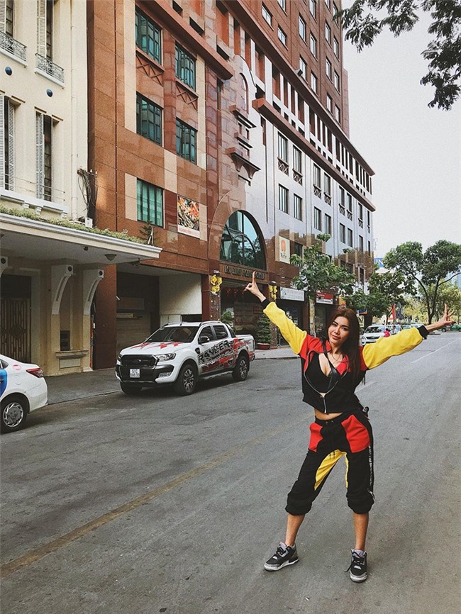 Angela Phương Trinh khoe vòng hông quả táo - Minh Tú đốt mắt bằng gò bồng đảo bốc lửa-3