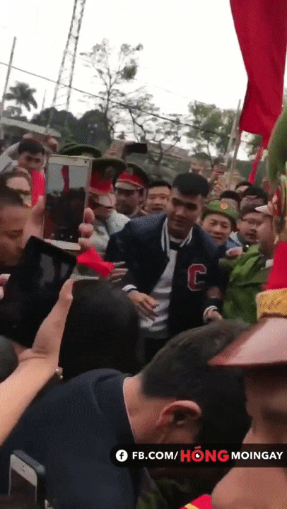 Thánh lầy Đức Chinh của U23 bị rừng fans nữ bao vây xin chữ ký ở Bình Dương-2