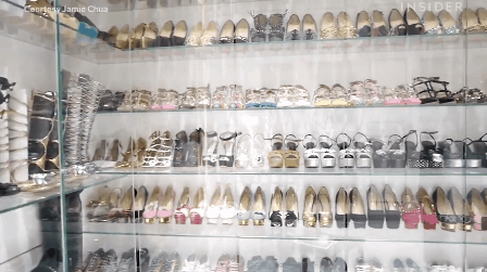 Choáng ngợp với phòng để đồ rộng bằng căn hộ với bảo mật vân tay, chứa 200 túi Hermes, 300 đôi giày và cả núi đồ hiệu xa xỉ của bà hoàng thời trang Singapore - Ảnh 11.