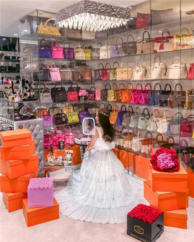 Choáng ngợp với phòng để đồ rộng bằng căn hộ với bảo mật vân tay, chứa 200 túi Hermes, 300 đôi giày và cả núi đồ hiệu xa xỉ của bà hoàng thời trang Singapore - Ảnh 2.