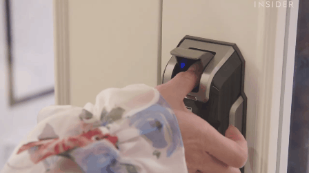 Choáng ngợp với phòng để đồ rộng bằng căn hộ với bảo mật vân tay, chứa 200 túi Hermes, 300 đôi giày và cả núi đồ hiệu xa xỉ của bà hoàng thời trang Singapore - Ảnh 6.