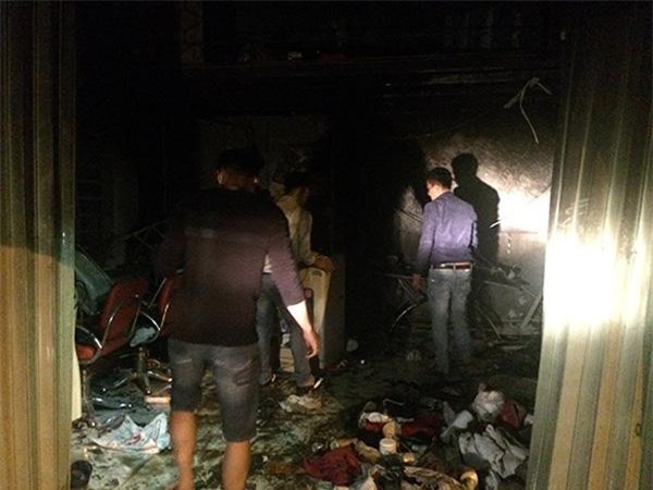 doi nam nu boc chay nghi ngut trong tiem toc khoa trai cua o sai gon - 2