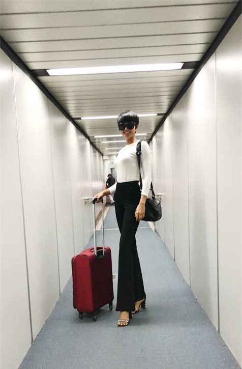 Học ngay kỹ nghệ kéo dài chân của Hoa hậu HHen Niê: đã mặc quần là phải quần cạp cao - Ảnh 1.