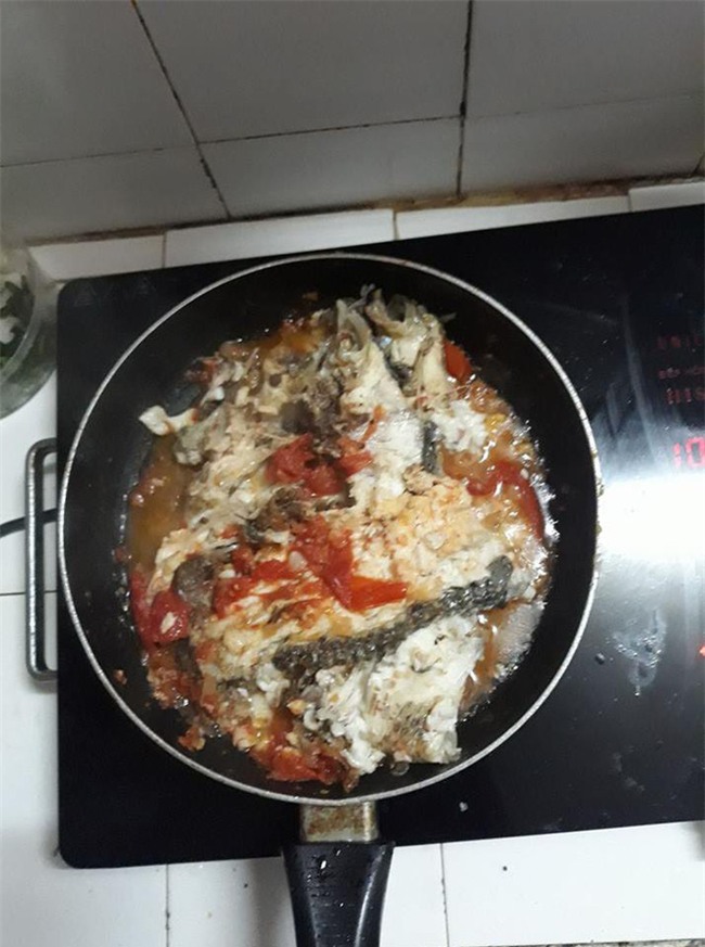 Chị em cười ngất với cô nàng khoe chảo cá sốt cà nát bương kèm câu hỏi giả định: không biết mẹ chồng tương lai nghĩ sao? - Ảnh 2.