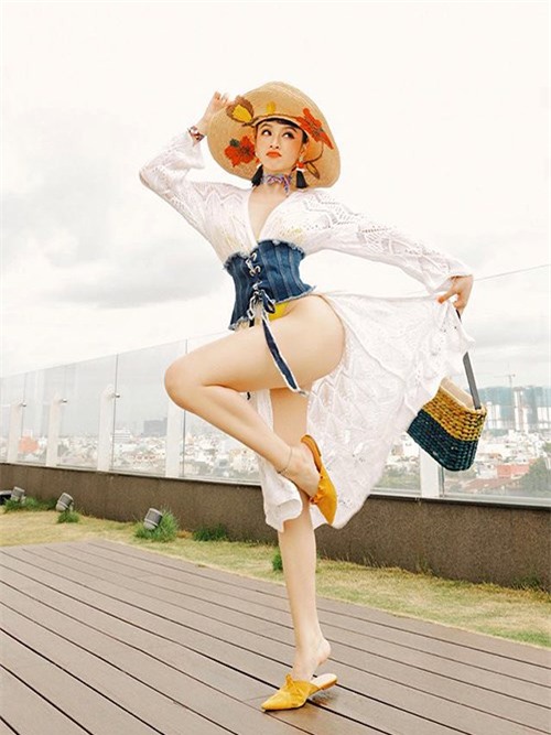 Bị nghi dùng phần mềm chỉnh vòng 3 cho to, Angela Phương Trinh tung clip đáp trả-9