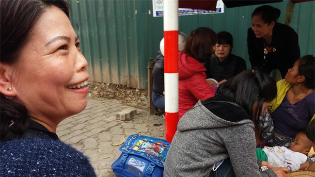 Lặng lòng chứng kiến cảnh người mẹ trẻ 8 đứa con nheo nhóc ra về Hà Nội kiếm sống - Ảnh 1.