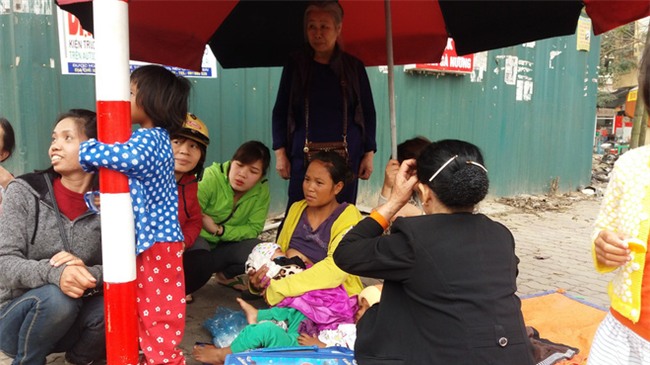 Lặng lòng chứng kiến cảnh người mẹ trẻ 8 đứa con nheo nhóc ra về Hà Nội kiếm sống - Ảnh 10.