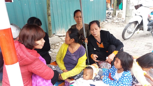 Lặng lòng chứng kiến cảnh người mẹ trẻ 8 đứa con nheo nhóc ra về Hà Nội kiếm sống - Ảnh 3.
