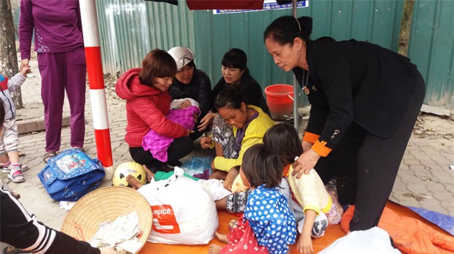 Lặng lòng chứng kiến cảnh người mẹ trẻ 8 đứa con nheo nhóc ra về Hà Nội kiếm sống - Ảnh 4.