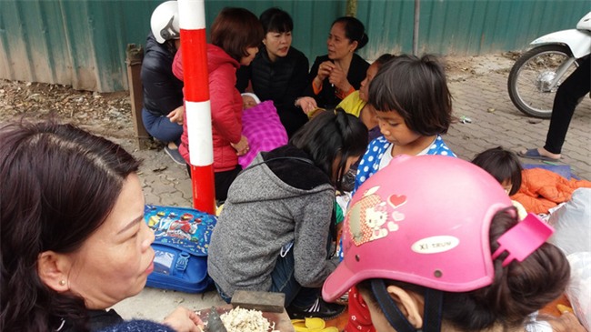 Lặng lòng chứng kiến cảnh người mẹ trẻ 8 đứa con nheo nhóc ra về Hà Nội kiếm sống - Ảnh 5.