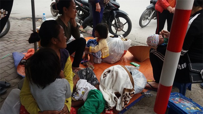 Lặng lòng chứng kiến cảnh người mẹ trẻ 8 đứa con nheo nhóc ra về Hà Nội kiếm sống - Ảnh 7.