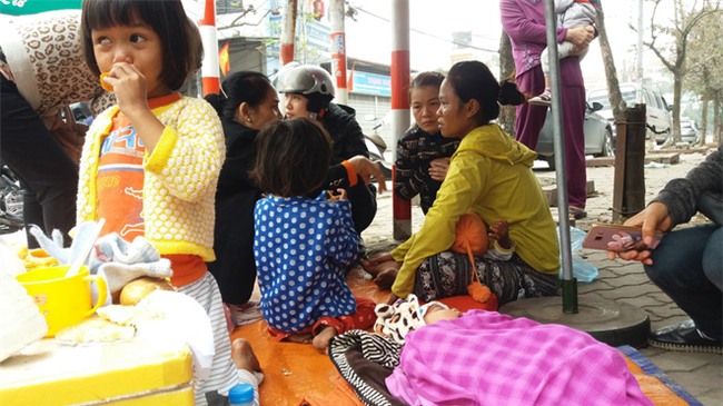 Lặng lòng chứng kiến cảnh người mẹ trẻ 8 đứa con nheo nhóc ra về Hà Nội kiếm sống - Ảnh 8.