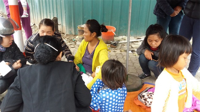 Lặng lòng chứng kiến cảnh người mẹ trẻ 8 đứa con nheo nhóc ra về Hà Nội kiếm sống - Ảnh 9.