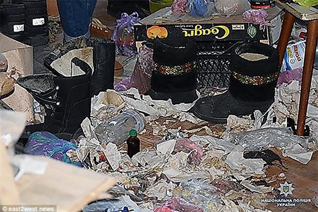 Phát hiện bà lão sống cùng xác khô của mẹ suốt 30 năm trong căn hộ cũ nát tại Ukraina - Ảnh 2.