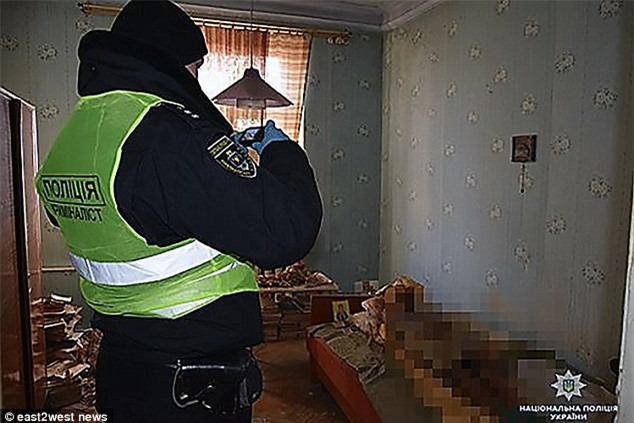 Phát hiện bà lão sống cùng xác khô của mẹ suốt 30 năm trong căn hộ cũ nát tại Ukraina - Ảnh 3.