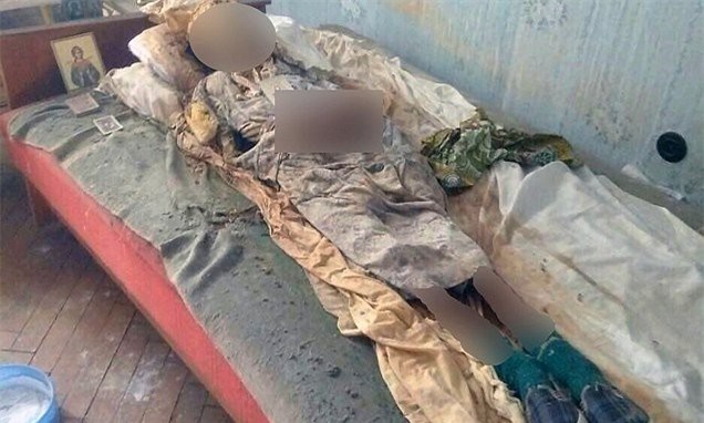 Phát hiện bà lão sống cùng xác khô của mẹ suốt 30 năm trong căn hộ cũ nát tại Ukraina - Ảnh 4.