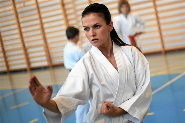 Vợ xinh của Lewandowski là cao thủ karate, có đai đen - Ảnh 2.