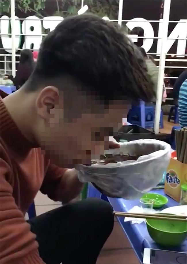 Thanh niên tự tin tu cả bát rượu để lấy 200k và cái kết nhũn nhè không ngoài dự đoán