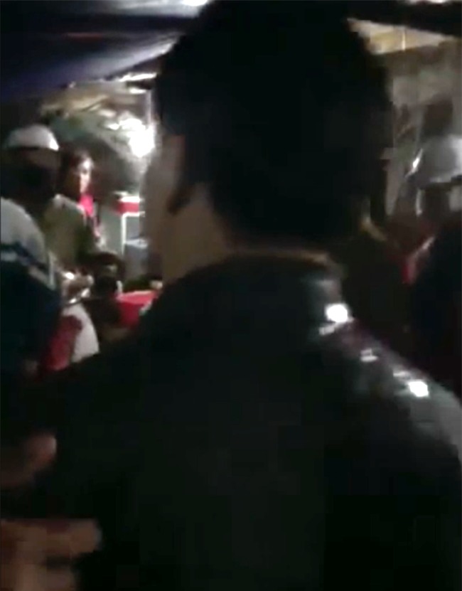 Nữ tiểu thương hắt tiết lợn vào người Chủ tịch huyện vì nghe hô có cán bộ đánh dân - Ảnh 2.