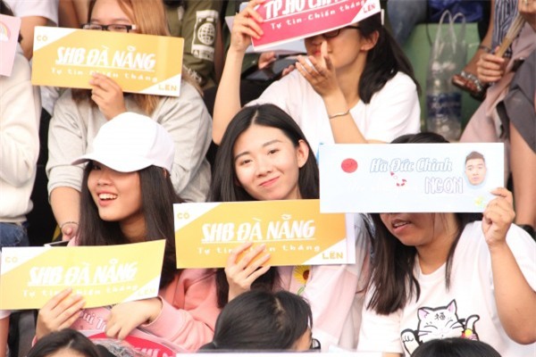 Khi Hà Đức Chinh ‘chạy trốn’ người hâm mộ - Ảnh 1.