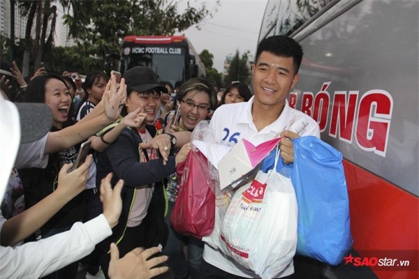 Khi Hà Đức Chinh ‘chạy trốn’ người hâm mộ - Ảnh 2.