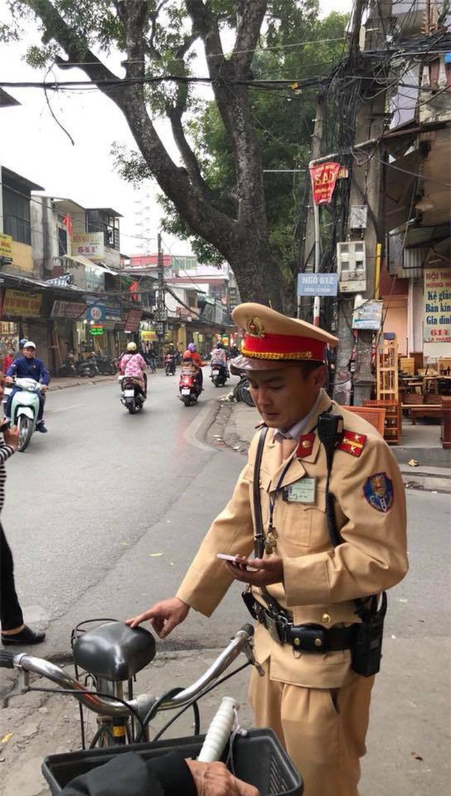 Clip dễ thương: Chiến sĩ CSGT Hà Nội giúp đỡ, chở cụ già bị lạc đường trên chiếc xe đạp để về nhà - Ảnh 3.