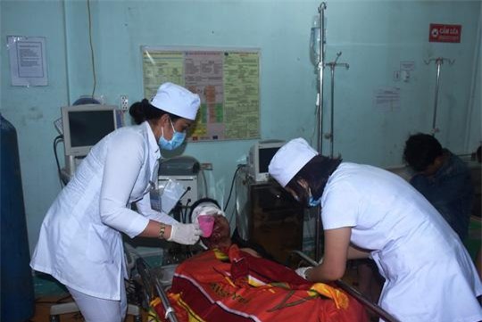 vu xe khach lao xuong vuc sau 100 met o kon tum : "rat nhieu nguoi gao khoc tham thiet" - 3