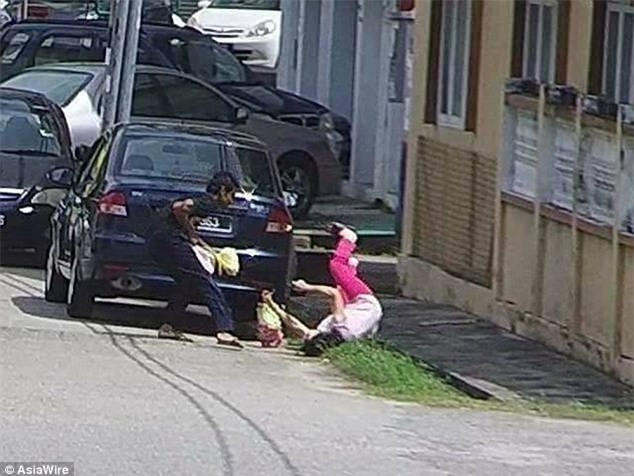 Clip: Cụ già bị cướp giật trên phố, người qua đường ngoảnh mặt làm ngơ - Ảnh 2.