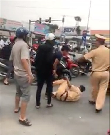 Ba anh em vi phạm giao thông tấn công CGST - Ảnh 1.