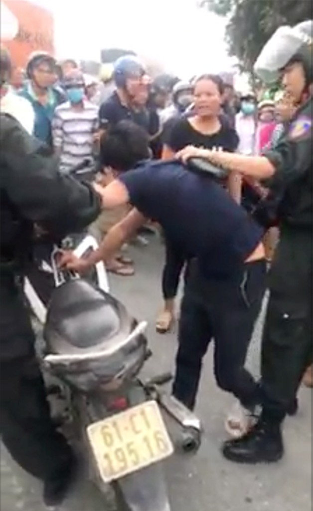 Ba anh em vi phạm giao thông tấn công CGST - Ảnh 2.