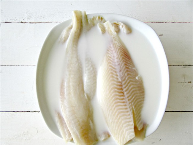 Để bếp không tanh mùi cá, trước khi chế biến hãy ngâm cá với hỗn hợp này - Ảnh 1.