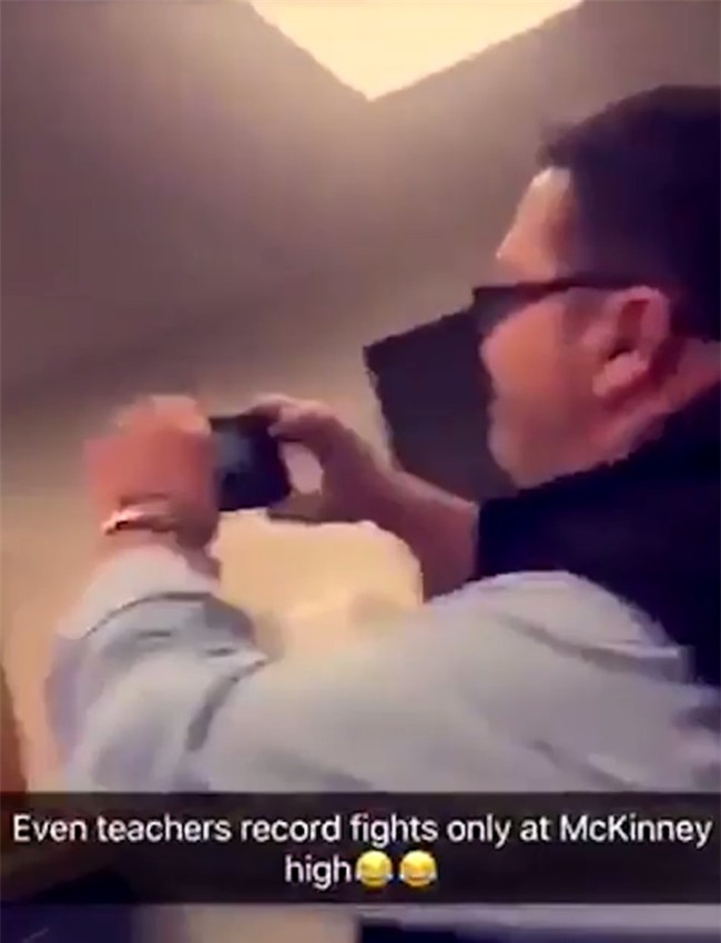 Giao vien My bi dinh chi cong tac vi quay canh hoc sinh danh nhau hinh anh 1