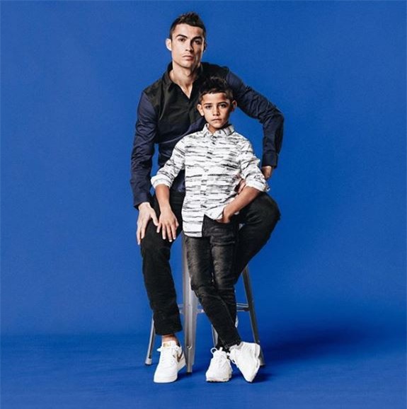 Không chỉ hưởng gen đá bóng từ bố, con trai Ronaldo còn cực sành thời trang - Ảnh 2.