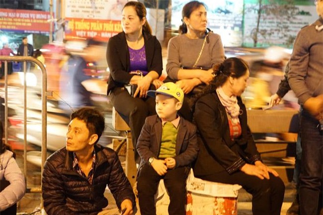 20.000 dong/chiec ghe van khong co de thue, me cho con ngoi dat cau an tai chua phuc khanh - 10