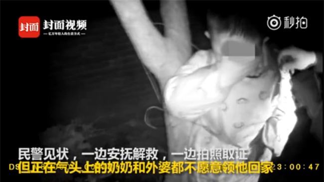 Mâu thuẫn gia đình, bà nội không muốn trông nên giữa đêm lạnh trói cháu trai vào gốc cây, bà ngoại âm thầm đi báo cảnh sát - Ảnh 1.