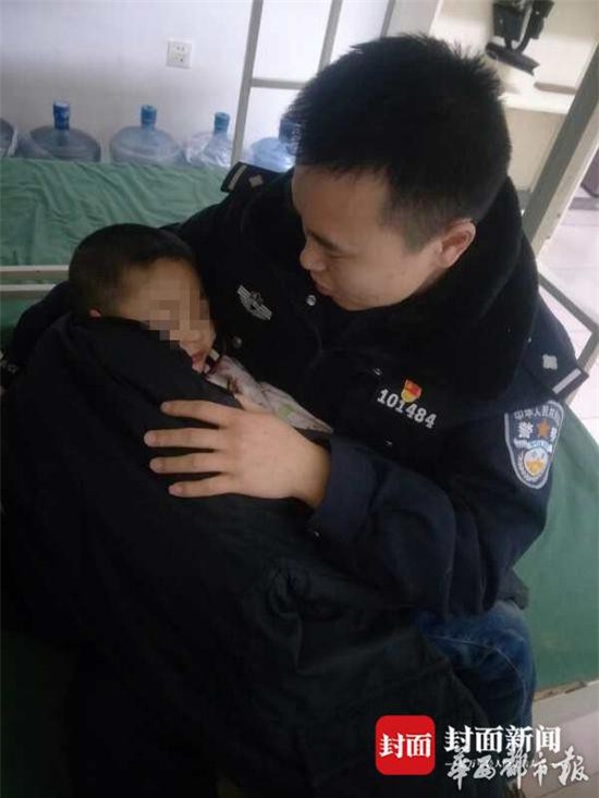 Mâu thuẫn gia đình, bà nội không muốn trông nên giữa đêm lạnh trói cháu trai vào gốc cây, bà ngoại âm thầm đi báo cảnh sát - Ảnh 3.