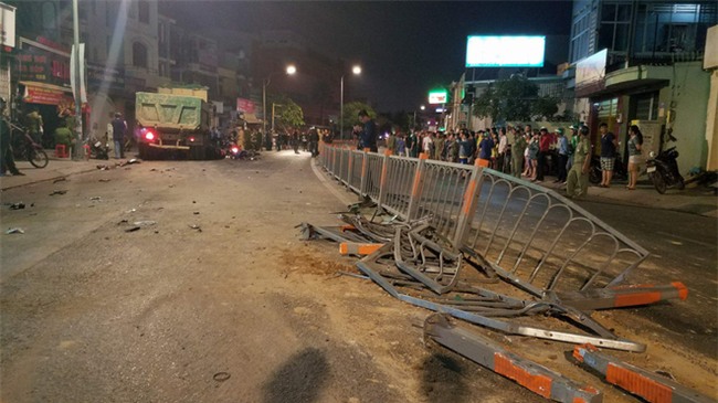 Xe ben mất lái gây tai nạn kinh hoàng ở Sài Gòn, ít nhất 3 xe máy bị cuốn vào gầm, nhiều người thương vong - Ảnh 1.