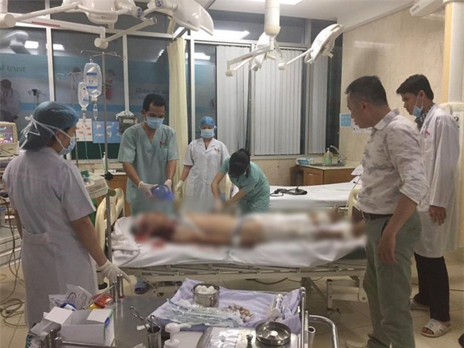 Xe ben mất lái gây tai nạn kinh hoàng ở Sài Gòn, ít nhất 3 xe máy bị cuốn vào gầm, nhiều người thương vong - Ảnh 11.