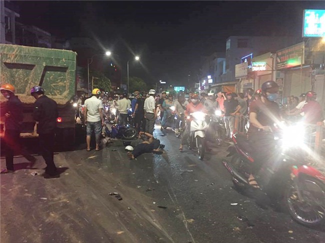 Xe ben mất lái gây tai nạn kinh hoàng ở Sài Gòn, ít nhất 3 xe máy bị cuốn vào gầm, nhiều người thương vong - Ảnh 12.