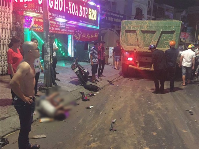 Xe ben mất lái gây tai nạn kinh hoàng ở Sài Gòn, ít nhất 3 xe máy bị cuốn vào gầm, nhiều người thương vong - Ảnh 2.