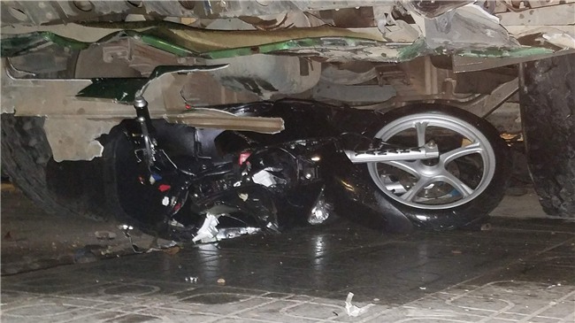 Xe ben mất lái gây tai nạn kinh hoàng ở Sài Gòn, ít nhất 3 xe máy bị cuốn vào gầm, nhiều người thương vong - Ảnh 4.