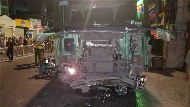 Xe ben mất lái gây tai nạn kinh hoàng ở Sài Gòn, ít nhất 3 xe máy bị cuốn vào gầm, nhiều người thương vong - Ảnh 5.