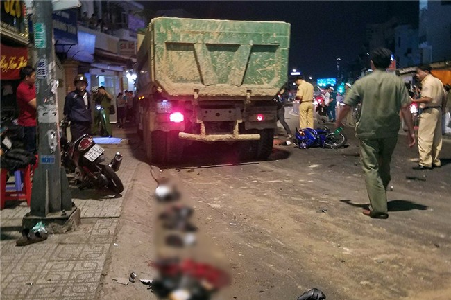 Xe ben mất lái gây tai nạn kinh hoàng ở Sài Gòn, ít nhất 3 xe máy bị cuốn vào gầm, nhiều người thương vong - Ảnh 6.