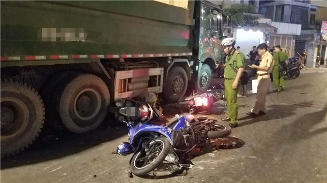 Xe ben mất lái gây tai nạn kinh hoàng ở Sài Gòn, ít nhất 3 xe máy bị cuốn vào gầm, nhiều người thương vong - Ảnh 7.