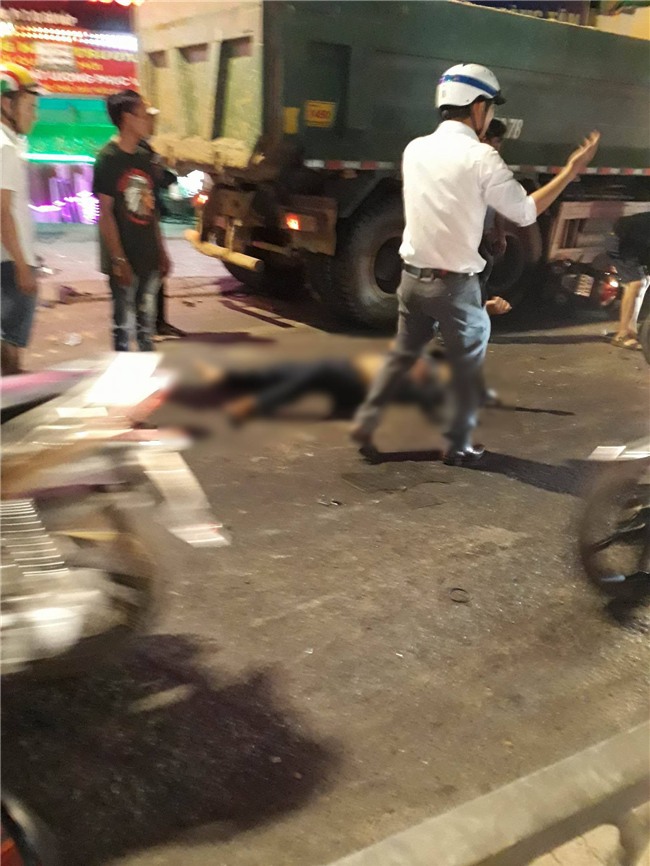 Xe ben mất lái gây tai nạn kinh hoàng ở Sài Gòn, ít nhất 3 xe máy bị cuốn vào gầm, nhiều người thương vong - Ảnh 8.