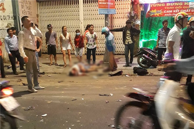 Xe ben mất lái gây tai nạn kinh hoàng ở Sài Gòn, ít nhất 3 xe máy bị cuốn vào gầm, nhiều người thương vong - Ảnh 9.