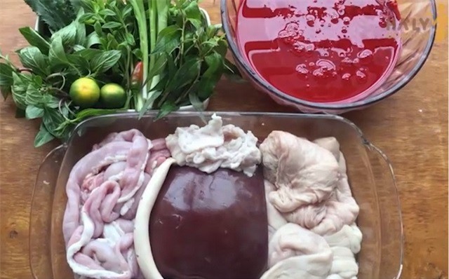 Mát trời tự làm dồi lợn vừa sạch vừa ngon chiêu đãi ông xã và các chiến hữu tại nhà - Ảnh 1.