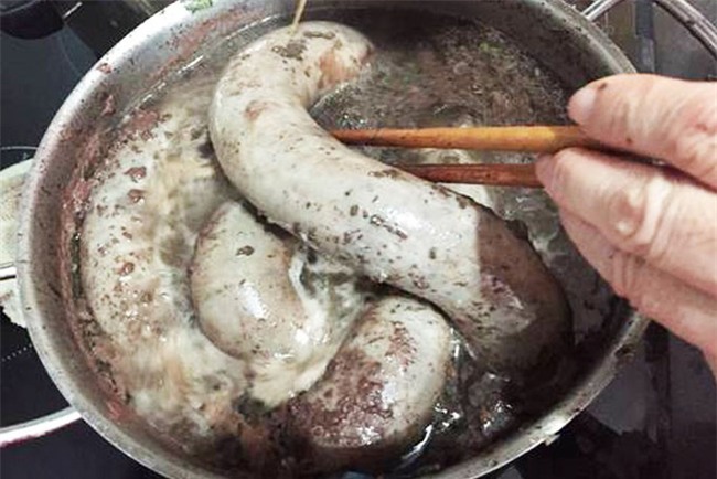 Mát trời tự làm dồi lợn vừa sạch vừa ngon chiêu đãi ông xã và các chiến hữu tại nhà - Ảnh 7.