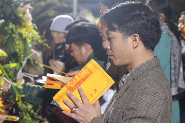 Sau khi cầm trên tay lá ấn, thoả ước nguyện sau một đêm ròng rã chờ đợi, những người xin ấn tạ ơn các vị vua Trần.