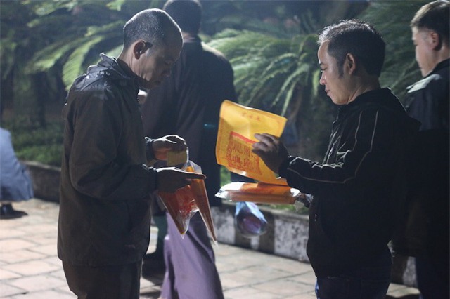 Một trong những người cầm trên tay lá đầu tiên.